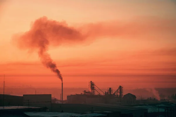 Дым Труб Загрязняет Окружающую Среду Рассвете Хранение Товаров Складах Зимой — стоковое фото