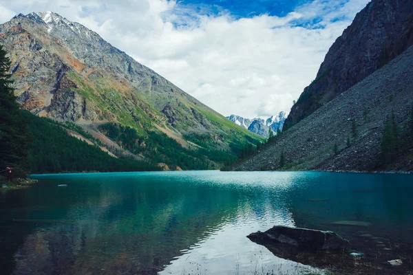 Montanha Lago Perto Montanha Rochosa Enorme Com Neve Belo Glaciar — Fotografia de Stock