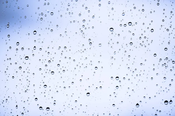 Brudne Szkło Okienne Kroplami Deszczu Atmosferyczne Niebieskie Światło Tło Raindrops — Zdjęcie stockowe