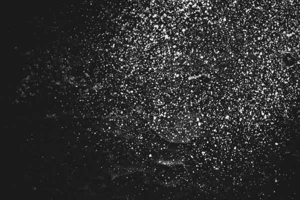 Kirli Siyah Duvar Yakın Çekim Boya Beyaz Spreyler Ile Monokrom — Stok fotoğraf