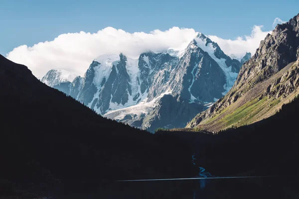 Geweldige Gletsjer Onder Blauwe Hemel Bergketen Met Sneeuw Enorme Wolk — Stockfoto