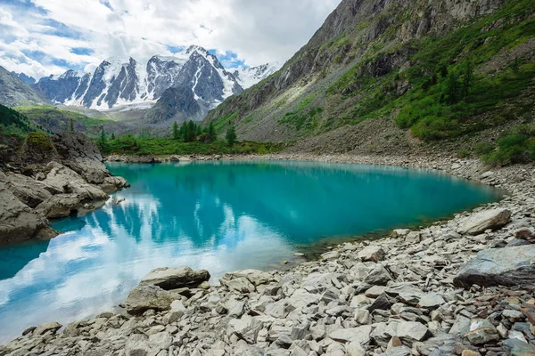 Lago Montaña Está Rodeado Grandes Piedras Rocas Frente Gigantesco Hermoso — Foto de Stock