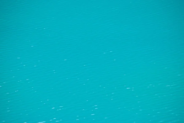 Amazing Textured Background Calm Azure Clean Water Surface Sunshine Mountain — Stock Photo, Image