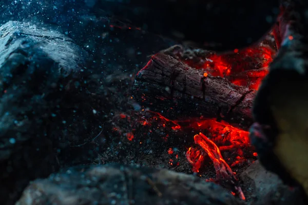 Smoldered Logs Verbrand Levendig Vuur Atmosferische Achtergrond Met Oranje Vlam — Stockfoto