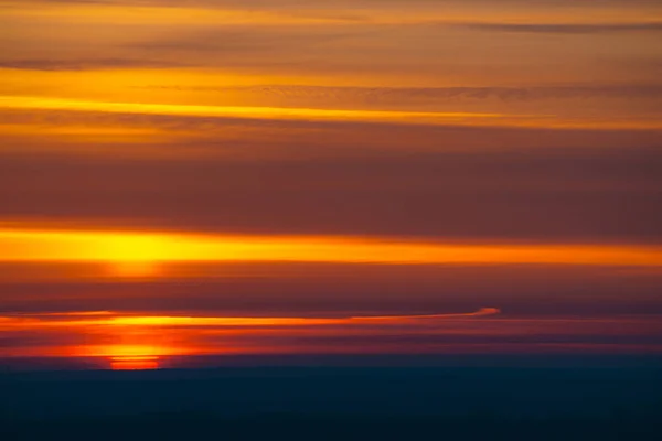 Grande Círculo Sol Vermelho Surge Por Trás Horizonte Escuro Fundo — Fotografia de Stock