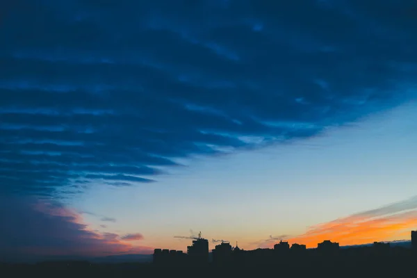 Αστικό Τοπίο Υπέροχη Ποικιλία Έντονη Αυγή Εκπληκτικό Δραματικό Γαλάζιο Σύννεφο — Φωτογραφία Αρχείου