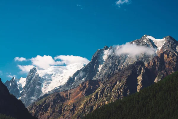 Lage Wolken Mist Top Van Bergketen Gletsjer Onder Helder Blauwe — Stockfoto