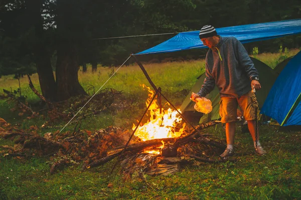 Turista Enciende Fuego Viajero Está Encendiendo Fuego Campamento Hombre Por — Foto de Stock