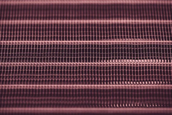 水平線を持つエンジン水冷却ラジエーターの詳細なテクスチャ コピースペースをクローズアップしたピンクの自動車部品の背景画像 — ストック写真
