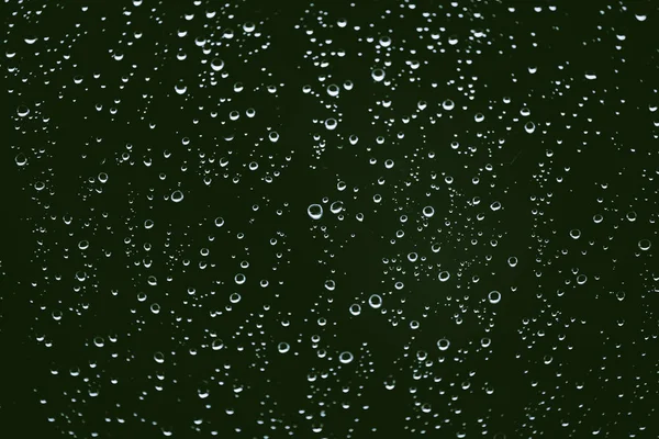脏窗户玻璃与雨滴 大气绿色背景与雨滴 水滴和污渍特写 宏中具有复制空间的详细透明纹理 — 图库照片