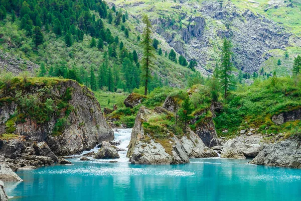 Torrente Montagna Sfocia Nel Lago Azzurro Flusso Veloce Ruscello Superficie — Foto Stock