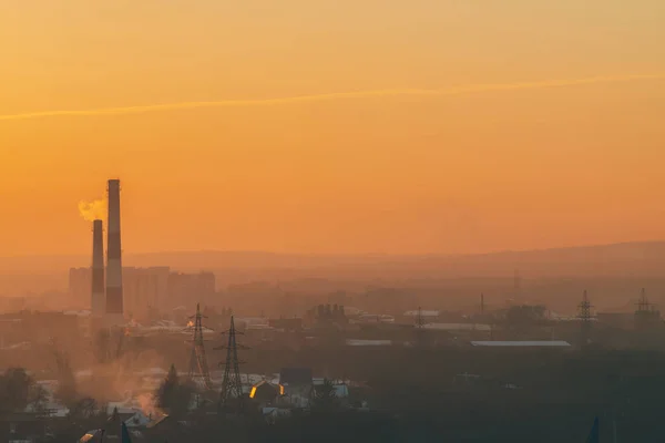 Fumo Tra Sagome Edifici All Alba Una Ciminiera Fumo Nel — Foto Stock