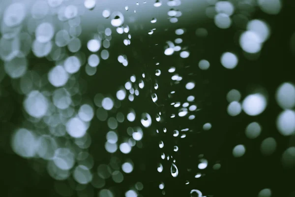 脏窗户玻璃与雨滴 大气绿色背景 散景带雨滴 水滴和污渍特写 宏中具有复制空间的详细透明纹理 — 图库照片