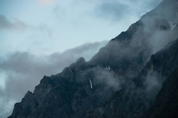 Rocce Giganti Spettrali Con Alberi Nella Fitta Nebbia Misteriosa Montagna — Foto Stock