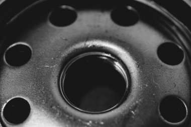 Yağ filtresinin tek renkli arka plan görüntüsü kapatın. Gri tonlamada makro fotoğrafçılıkta otomatik bölümden resim.