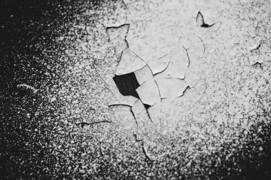 Kirli siyah duvar yakın çekim. Boya beyaz spreyler ile monokrom arka plan. Beyaz lekeler ile koyu beton duvar siyah beyaz doku. Gri tonlanına boyanmış zemin. Peelingli boya. Çırpma sıva.