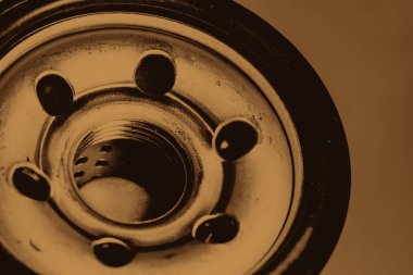 Yağ filtresinin tek renkli arka plan görüntüsü kapatın. Sepya tonlarında otomatik parça sanat makro fotoğraf.