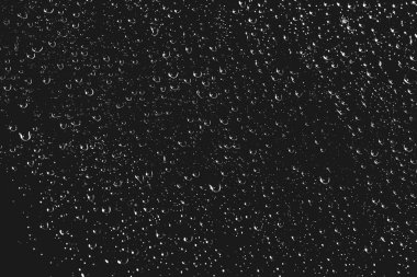 Yağmur damlalarıyla kirli pencere camı. Yağmur damlaları ile atmosferik tek renkli koyu arka plan. Damlacıklar ve lekeler kapanır. Kopyalama alanı ile makroda ayrıntılı saydam doku. Gece yağmurlu hava.