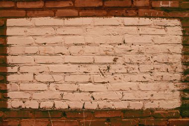 Kahverengi tuğladan yapılmış eski gerçekçi kirli tuğla duvar. Düzensiz tuğla işi. Duvar merkezi bej boyalıdır. Çekim yakın çekim merkezinde alay için büyük dikdörtgen.