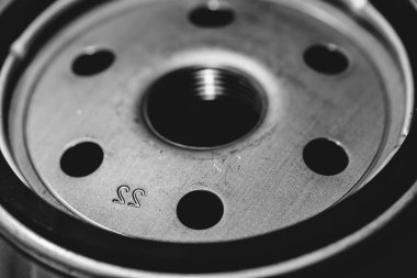 Yağ filtresinin tek renkli arka plan görüntüsü kapatın. Gri tonlama otomatik parçası Sanat makro fotoğraf.