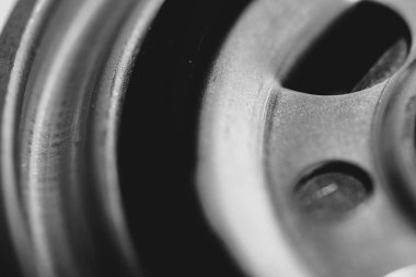 Yağ filtresinin tek renkli arka plan görüntüsü kapatın. Gri tonlamada makro fotoğrafçılıkta otomatik bölümden resim.