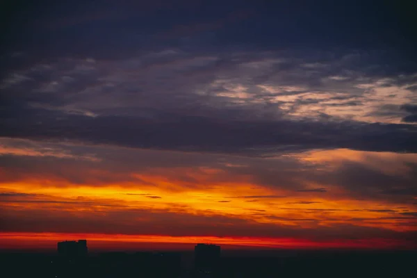 Stadtbild Mit Herrlich Buntem Feurigem Morgengrauen Erstaunliche Dramatische Bunte Wolkenverhangene — Stockfoto
