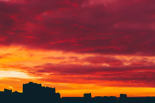 Cityscape Živým Surrealickým Úsvitem Úžasná Teplá Dramaticky Oblačivá Obloha Nad — Stock fotografie