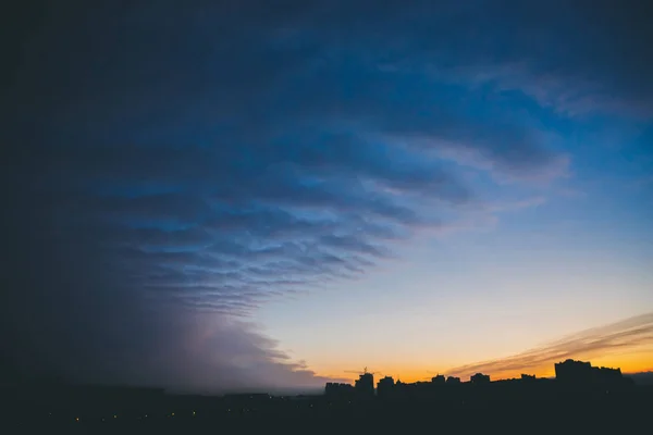 Stadtbild Mit Herrlich Buntem Lebendigem Morgengrauen Atemberaubend Dramatischer Blauer Wolkenhimmel — Stockfoto
