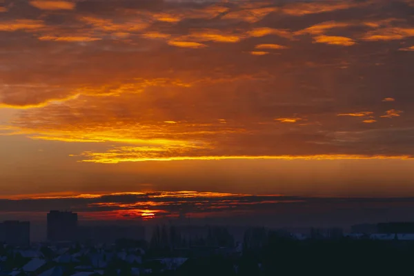 Stadtbild Mit Lebendiger Feuriger Morgendämmerung Atemberaubend Warmer Dramatischer Bewölkter Himmel — Stockfoto