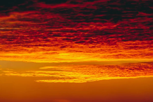 Feuerrote Blutvampire Dämmern Erstaunliche Warme Dramatische Feuer Bewölkten Himmel Leuchtend — Stockfoto