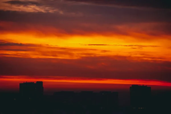 Paesaggio Urbano Con Vivida Alba Fuoco Incredibile Cielo Nuvoloso Drammatico — Foto Stock