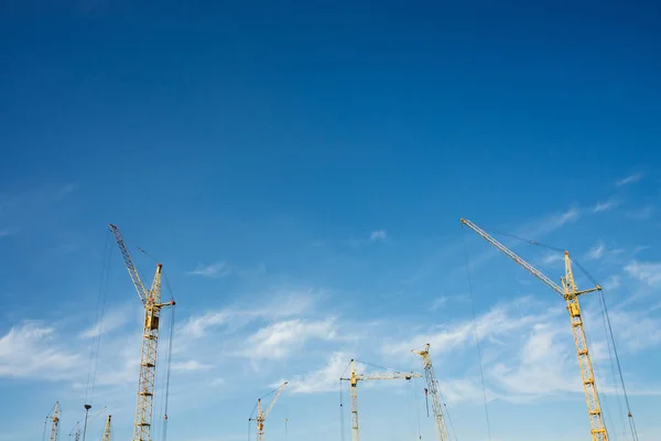 Stora Tornkranar Mot Den Blå Himlen Bakgrundsbild Byggutrustning Närbild Med — Stockfoto