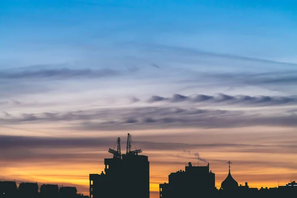 Cityscape Com Maravilhoso Amanhecer Vívido Varicolored Espantoso Céu Azul Dramático — Fotografia de Stock