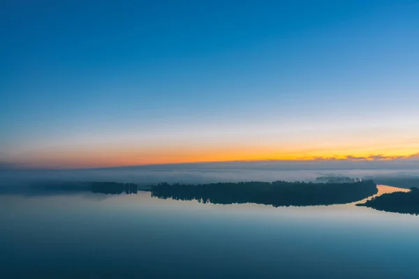 Rio Largo Flui Longo Costa Diagonal Com Floresta Sob Névoa — Fotografia de Stock