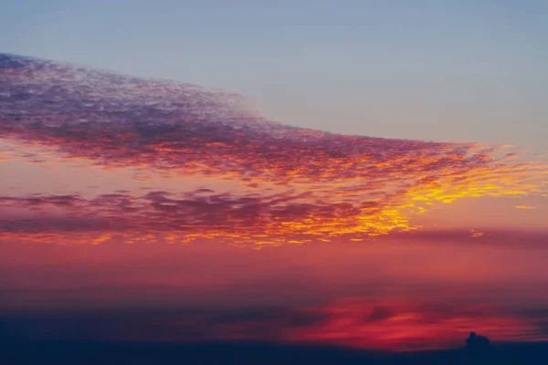 구름에 화창한 생생한 아름다운 마젠타 일몰입니다 초현실적 놀라운 분홍색 하늘입니다 — 스톡 사진