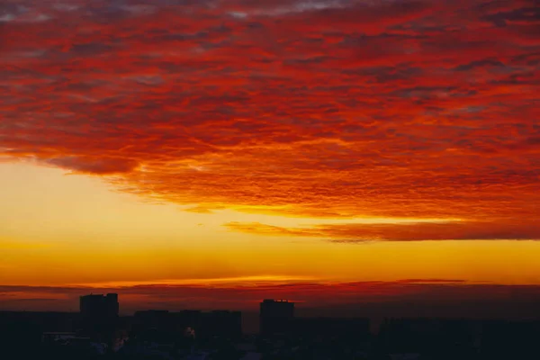 Paisaje Urbano Con Ardiente Amanecer Vampiro Sangre Increíble Cielo Nublado —  Fotos de Stock