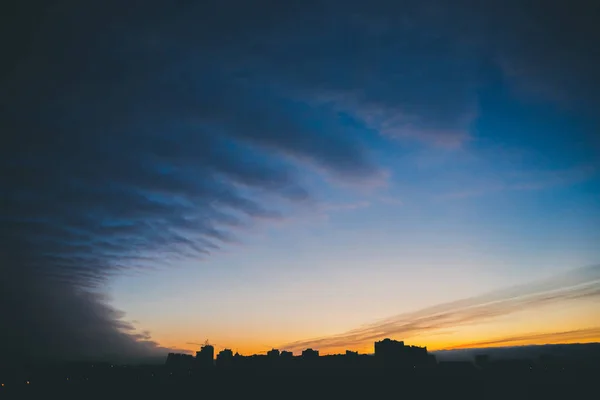 Cityscape Com Maravilhoso Amanhecer Vívido Varicolored Espantoso Céu Azul Nuvens — Fotografia de Stock