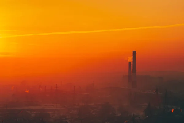 Smog Tussen Silhouetten Van Gebouwen Zonsopgang Smokestack Dawn Sky Milieuvervuiling — Stockfoto