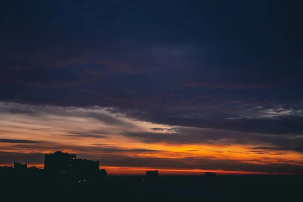 Cityscape Nádhernou Ohnivou Rozedněním Úžasné Dramatické Pestrobarevné Oblačné Nebe Temné — Stock fotografie