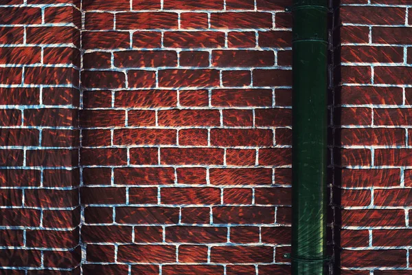 Hallucinogeen Rode Surrealistische Bakstenen Muur Met Groene Downspout Asymmetrische Hoek — Stockfoto