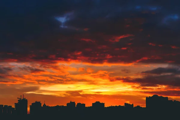 Paisaje Urbano Con Maravilloso Amanecer Ardiente Vívido Varicolor Increíble Cielo — Foto de Stock