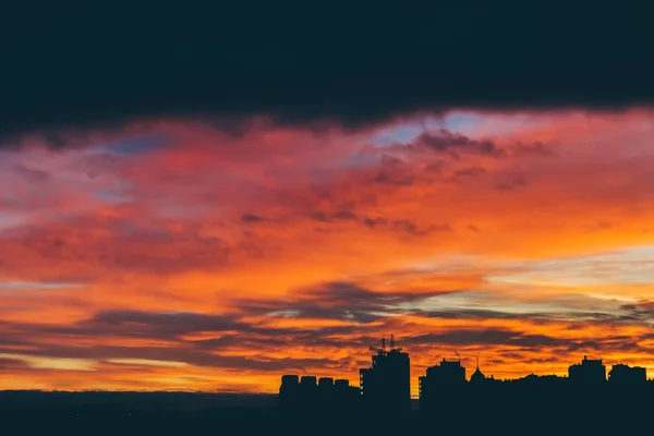 Cityscape Nádhernou Barvitě Svítáním Úžasná Dramatická Pestrobarevná Obloha Nad Tmavými — Stock fotografie