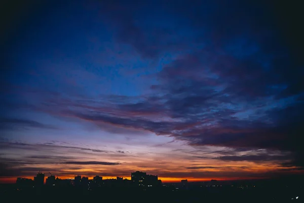 Stadsgezicht Met Levendige Warme Dageraad Verbazingwekkende Dramatische Blauwe Violet Bewolkte — Stockfoto