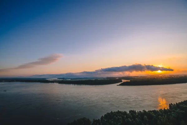 Rio Largo Ribeira Com Floresta Nevoeiro Brilho Laranja Amanhecer Refletido — Fotografia de Stock