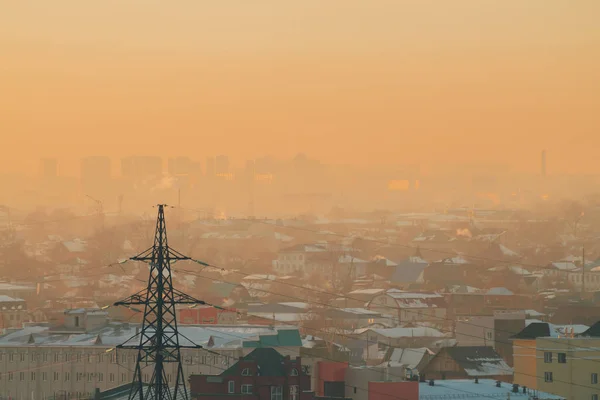 Líneas Eléctricas Ciudad Amanecer Siluetas Edificios Urbanos Entre Smog Amanecer — Foto de Stock