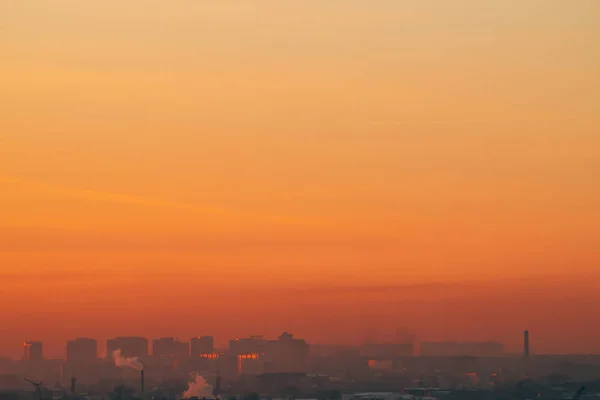 Stedelijke Hoogbouw Gebouwen Achter Privé Huizen Zonsondergang Silhouetten Van Grote — Stockfoto