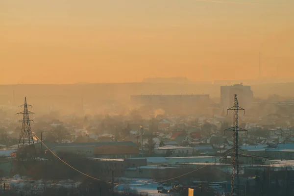 Linhas Energia Cidade Amanhecer Silhuetas Edifícios Urbanos Entre Smog Nascer — Fotografia de Stock