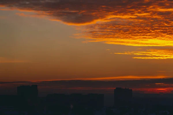 Stadtbild Mit Lebendiger Feuriger Morgendämmerung Atemberaubend Warmer Dramatischer Bewölkter Himmel — Stockfoto