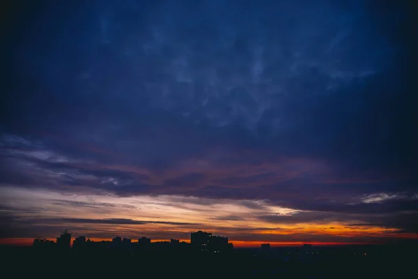 Cityscape Vivid Warm Dawn Amazing Dramatic Blue Violet Cloudy Sky — Stock Photo, Image