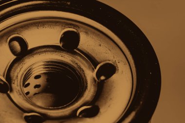 Yağ filtresinin tek renkli arka plan görüntüsü kapatın. Sepya tonlarında otomatik parça sanat makro fotoğraf.